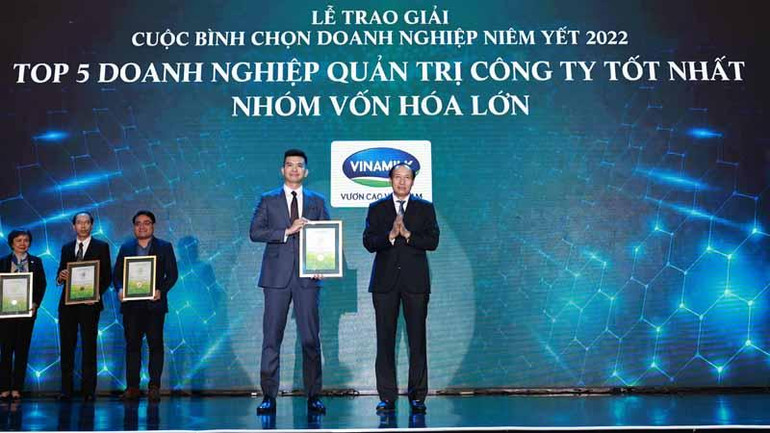 Đại diện Vinamilk nhận Giải thưởng Top 5 Doanh nghiệp quản trị công ty tốt nhất (nhóm vốn hóa lớn).