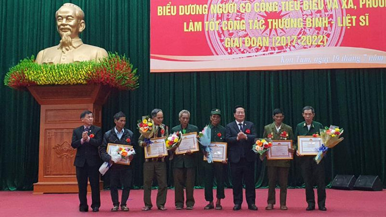 Tặng Bằng khen cho người có công tiêu biểu huyện Đăk Glei.