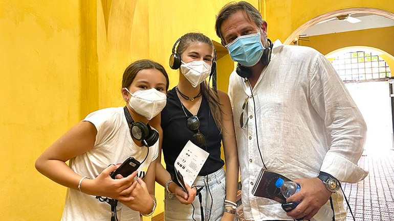 Gia đình ông Léontine cùng hai cô con gái tham quan Nhà tù Hỏa Lò.