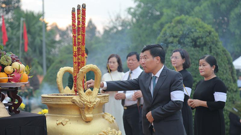 Lãnh đạo tỉnh Bình Phước dâng hương tưởng niệm các Anh hùng, liệt sĩ nhân kỷ niệm 75 năm Ngày Thương binh-Liệt sĩ.