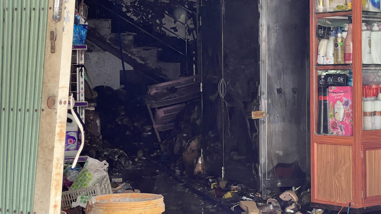 Nhiều tài sản bên trong căn nhà bị cháy.