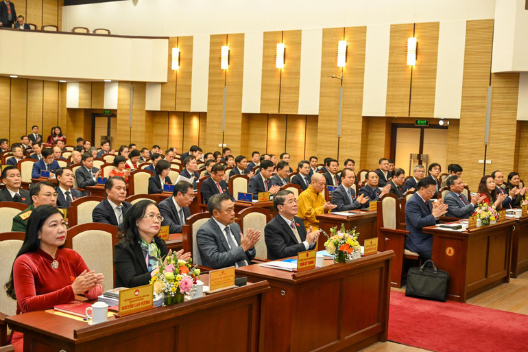 Phó Chủ tịch Quốc hội Nguyễn Đức Hải, Bí thư Thành ủy Đinh Tiến Dũng và các đại biểu dự phiên khai mạc. Phó Chủ tịch Quốc hội Nguyễn Đức Hải, Bí thư Thành ủy Đinh Tiến Dũng và các đại biểu dự phiên khai mạc.