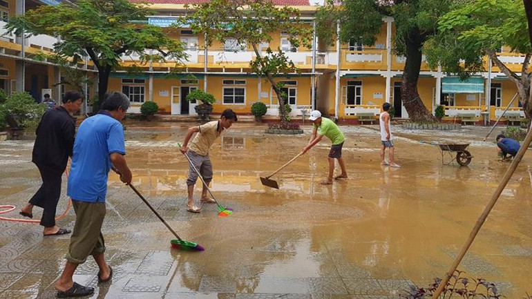 Các trường học trên địa bàn, ngày 17/10, cũng đã tập trung dọn bùn, vệ sinh trường lớp sau khi lũ rút để kịp đón học sinh trở lại trường.