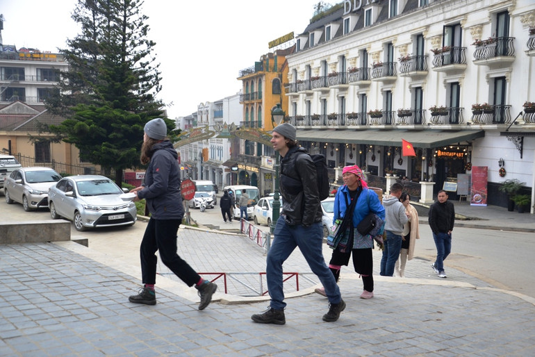 Du khách nước ngoài đến Sa Pa đón lễ Giáng sinh.