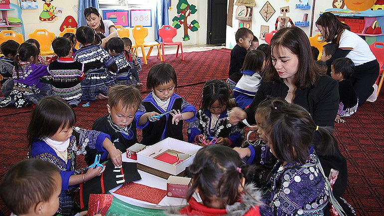 Cô giáo Đỗ Thị Loan (áo đen, bên phải) hướng dẫn học sinh làm đồ chơi, dụng cụ học tập trong một giờ học STEM.