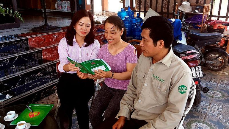 Cán bộ Ngân hàng Chính sách xã hội thị xã Phú Thọ kiểm tra sổ vay hộ nghèo tại thị xã Phú Thọ.