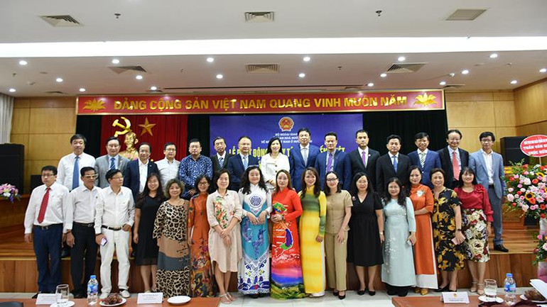 Các đại biểu chụp ảnh kỷ niệm tại Lễ phát động.