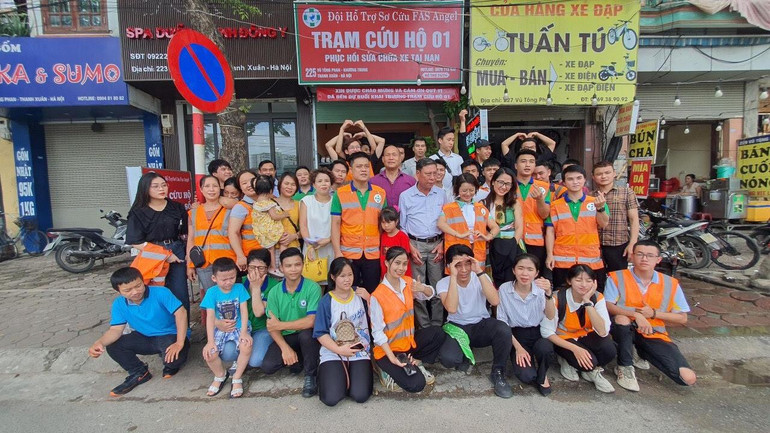 Các thành viên Đội hỗ trợ sơ cứu Fast Angel (áo vàng) luôn sẵn sàng lên đường bất cứ khi nào nhận tin có nạn nhân tai nạn cần hỗ trợ.