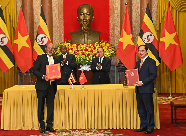 Bộ trưởng Ngoại giao Bùi Thanh Sơn và Bộ trưởng Ngoại giao Uganda Odongo Jeje Abubakhar ký Bản ghi nhớ hợp tác giữa hai Bộ Ngoại giao.