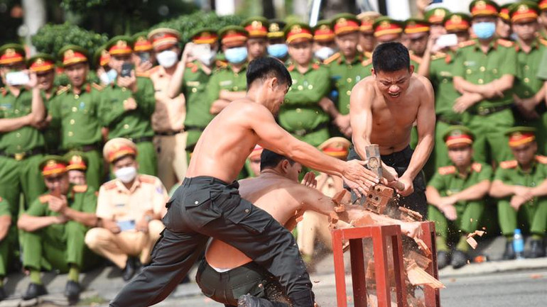Các chiến sĩ Trung đoàn Cảnh sát cơ động dự bị chiến đấu biểu diễn võ thuật. Các chiến sĩ Trung đoàn Cảnh sát cơ động dự bị chiến đấu biểu diễn võ thuật.