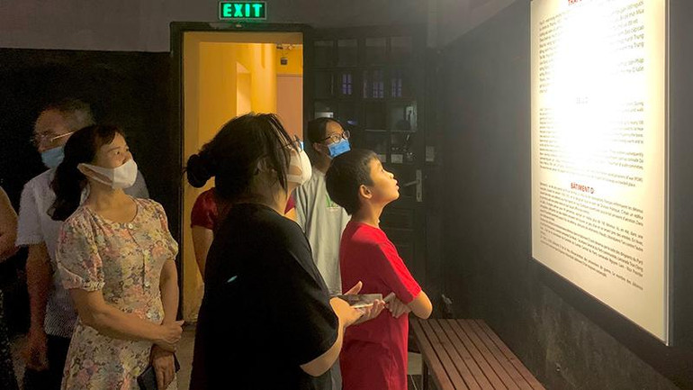 Du khách tham quan nhà tù Hỏa Lò.