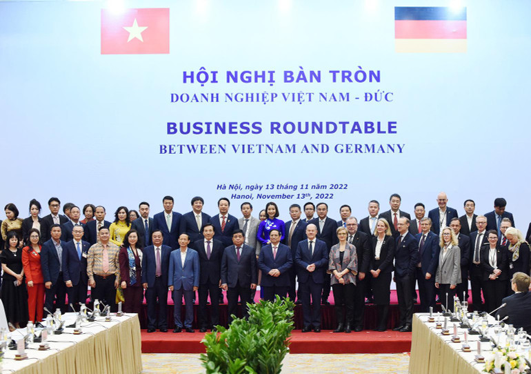 Thủ tướng Phạm Minh Chính và Thủ tướng Đức Olaf Scholz với đại diện doanh nghiệp Việt Nam và Đức.