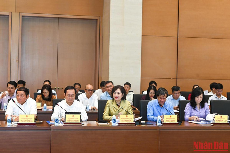 Các Bộ trưởng, thành viên Chính phủ dự phiên họp.