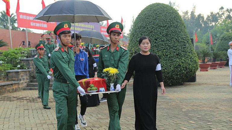 Tiễn đưa hài cốt liệt sĩ về nơi an nghỉ cuối cùng.