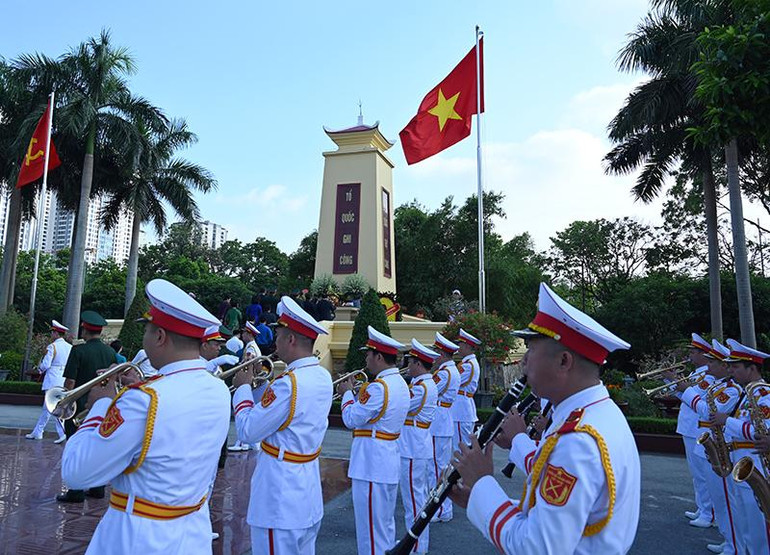 Cũng trong sáng 27/7, nhiều đoàn đại biểu các bộ, ban, ngành và các địa phương cùng đông đảo các tầng lớp nhân dân, thân nhân gia đình liệt sĩ đã đến dâng hương tưởng nhớ các Anh hùng liệt sĩ.