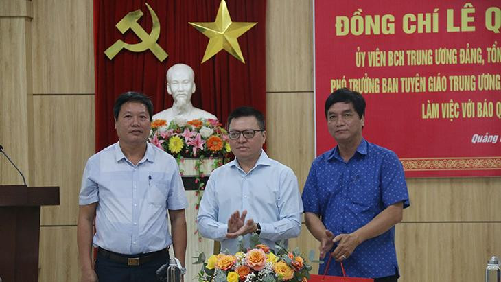 Đồng chí Lê Quốc Minh trao quà tặng lãnh đạo Báo Quảng Nam.