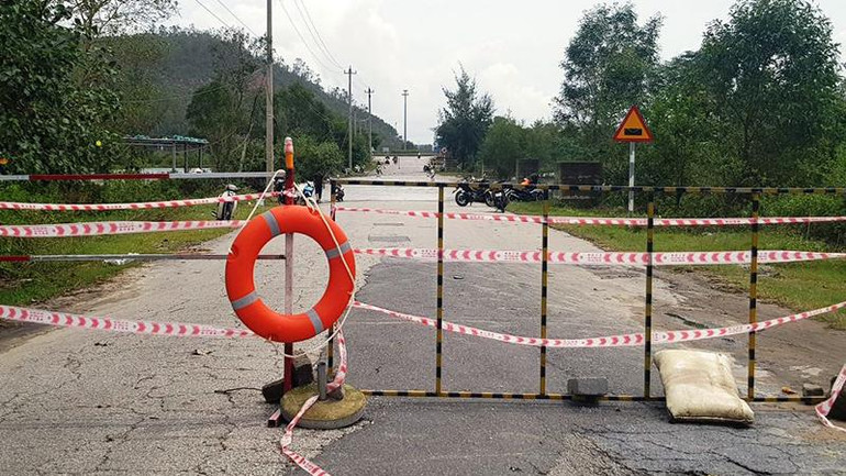 Nhiều tuyến giao thông hư hỏng, vẫn chưa kịp sửa chữa, được đơn vị chức năng cắm biển ngăn chặn không cho lưu thông, tránh nguy hiểm xảy ra.