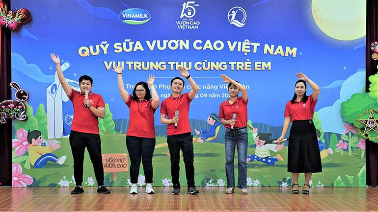 Thay cho lời chúc mừng trung thu, các nhân viên Vinamilk tại Hà Nội cũng đã gửi tặng các em một tiết mục sôi động.