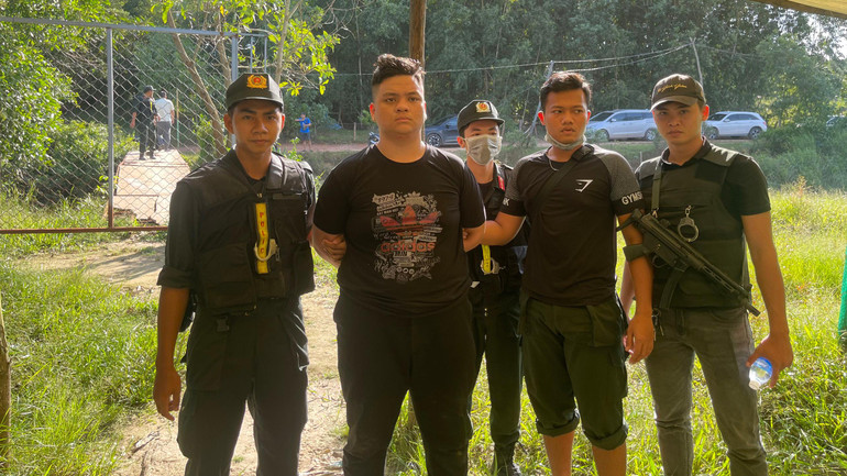 Công an truy bắt đối tượng Đoàn Thiên Long, một trong những đối tượng nổ súng làm 3 người chết trong vụ án ở thành phố Phú Quốc, ngày 27/10.