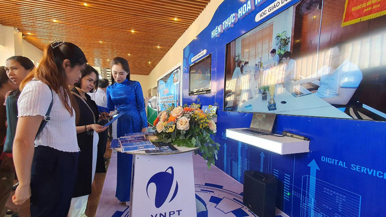 Các thầy cô giáo tham quan mô hình ứng dụng chuyển đổi số trong ngành giáo dục và đào tạo của Tập đoàn VNPT.