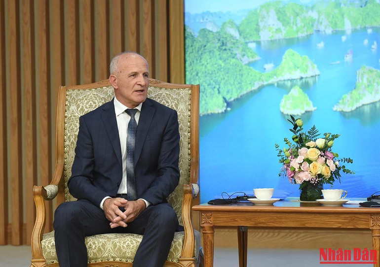 Giám đốc, Viện sĩ Sidelnikov Nikolai Ivanovich khẳng định các nhà khoa học, các chuyên gia y tế của Liên bang Nga sẽ tiếp tục phối hợp hiệu quả, hợp tác chặt chẽ với Ban Quản lý Lăng trong việc giữ gìn thi hài Chủ tịch Hồ Chí Minh với trách nhiệm cao nhất.