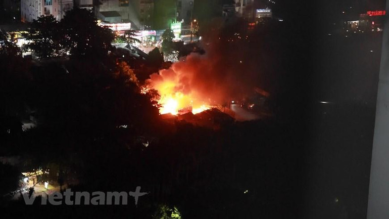 Vụ cháy lớn trên phố Lĩnh Nam (quận Hoàng Mai, Hà Nội) khiến một dãy nhà tạm bị thiêu rụi trong tối ngày 25/9. (Ảnh: Hoàng Đạt/Vietnam+)