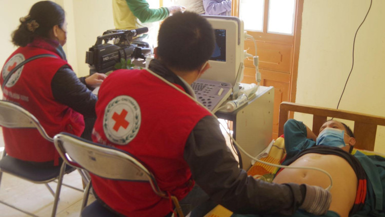 Các y, bác sĩ thăm khám bệnh cho bà con nhân dân.