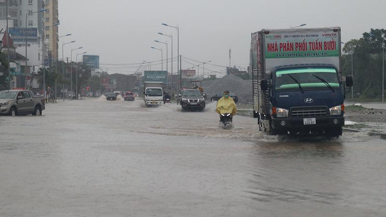 Nhiều tuyến đường ở thành phố Vinh bị ngập nặng trong sáng nay. Nhiều tuyến đường ở thành phố Vinh bị ngập nặng trong sáng nay.