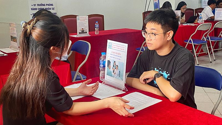 Sinh viên Trường Đại học Luật Hà Nội trao đổi với doanh nghiệp tuyển dụng.