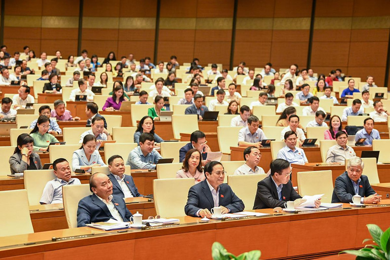 Chủ tịch nước Nguyễn Xuân Phúc, Thủ tướng Phạm Minh Chính, Thường trực Ban Bí thư Võ Văn Thưởng, Chủ tịch Ủy ban Trung ương Mặt trận Tổ quốc Việt Nam Đỗ Văn Chiến cùng các đại biểu Quốc hội tham dự Phiên chất vấn và trả lời chất vấn.