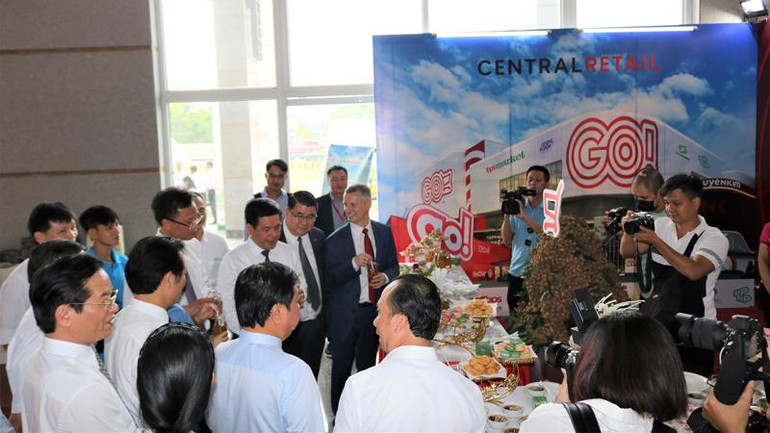 Các đại biểu hào hứng với các sản phẩm chế biến từ nhãn Hưng Yên tại gian hàng trưng bày trong khuôn khổ Hội nghị.