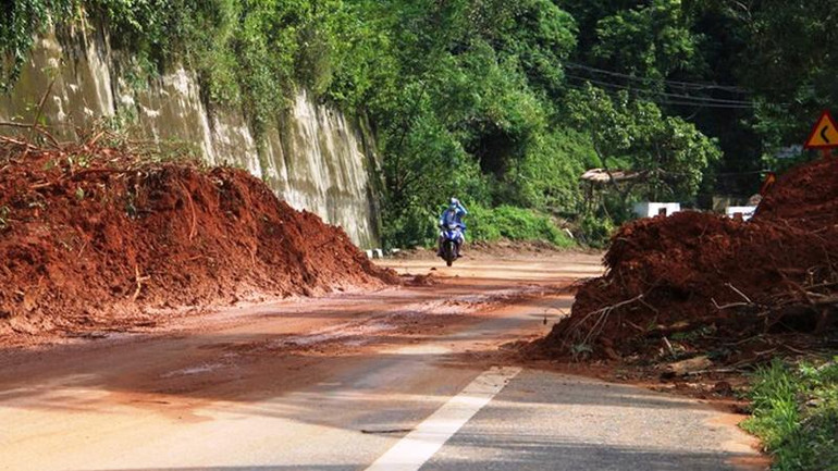 Một điểm sạt lở trên đường Hoàng Sa, Sơn Trà vừa được khắc phục tạm.