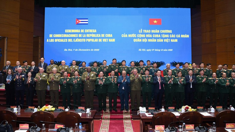 Các đại biểu tham dự buổi lễ.