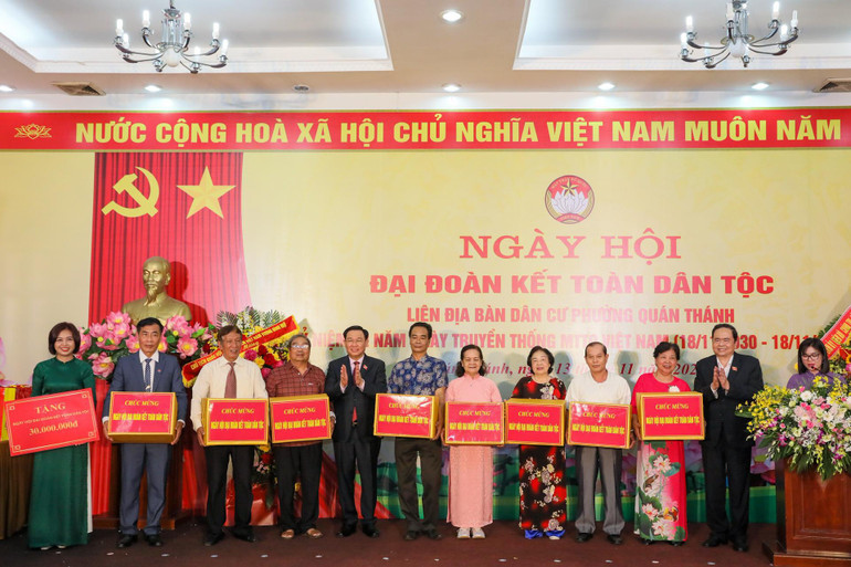 Chủ tịch Quốc hội Vương Đình Huệ và Phó Chủ tịch Thường trực Quốc hội Trần Thanh Mẫn tặng quà cho các đơn vị thuộc phường Quán Thánh.