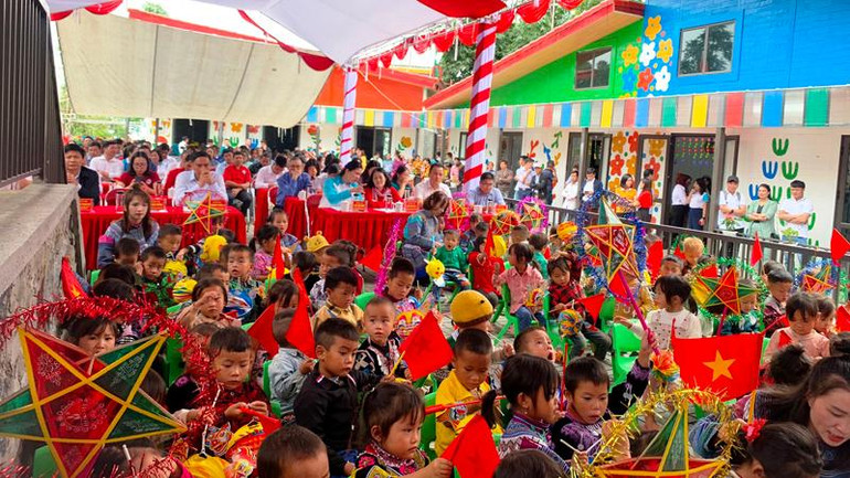 Trẻ em vùng cao Cao Sơn trong ngày khánh thành ngôi trường mới.