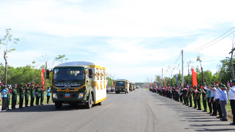 Nhân dân biên giới Việt Nam tiễn đưa hài cốt các chiến sĩ Campuchia về nước.