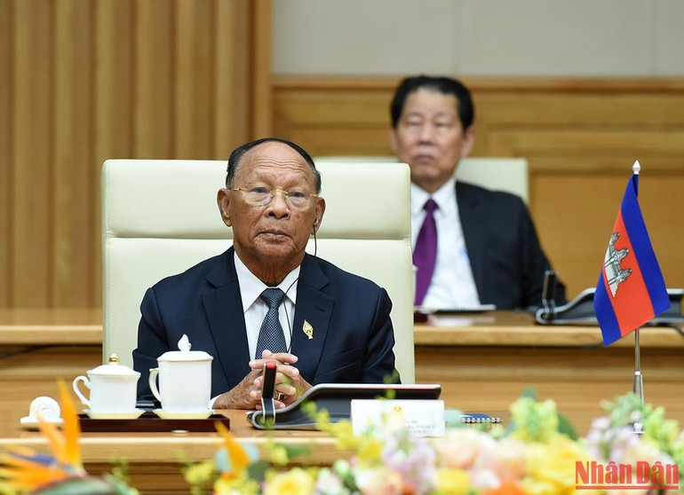 Chủ tịch Quốc hội Campuchia Samdech Heng Samrin chân thành chúc mừng những thành tựu toàn diện mà Chính phủ và nhân dân Việt Nam, dưới sự lãnh đạo sáng suốt của Đảng Cộng sản Việt Nam, đã giành được thời gian qua. Chủ tịch Quốc hội Campuchia Samdech Heng Samrin chân thành chúc mừng những thành tựu toàn diện mà Chính phủ và nhân dân Việt Nam, dưới sự lãnh đạo sáng suốt của Đảng Cộng sản Việt Nam, đã giành được thời gian qua.