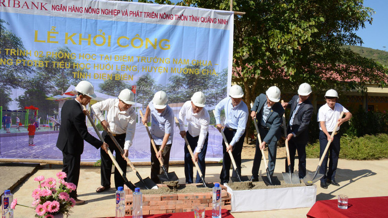 Lãnh đạo Sở Xây dựng tỉnh Điện Biên, lãnh đạo Ngân hàng Nông nghiệp và Phát triển nông thôn tỉnh Quảng Ninh cùng chính quyền địa phương động thổ khởi công công trình.