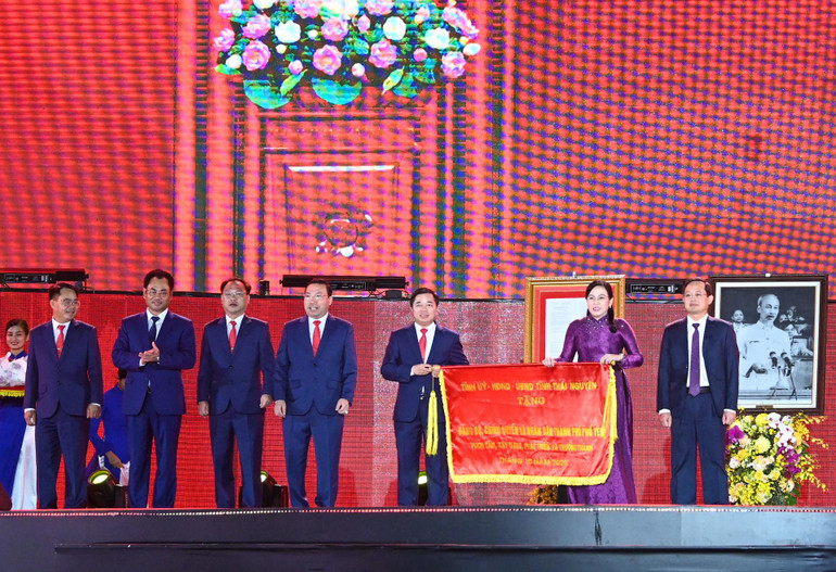 Lãnh đạo tỉnh Thái Nguyên trao Cờ thi đua cho Đảng bộ, chính quyền và nhân dân thành phố Phổ Yên.