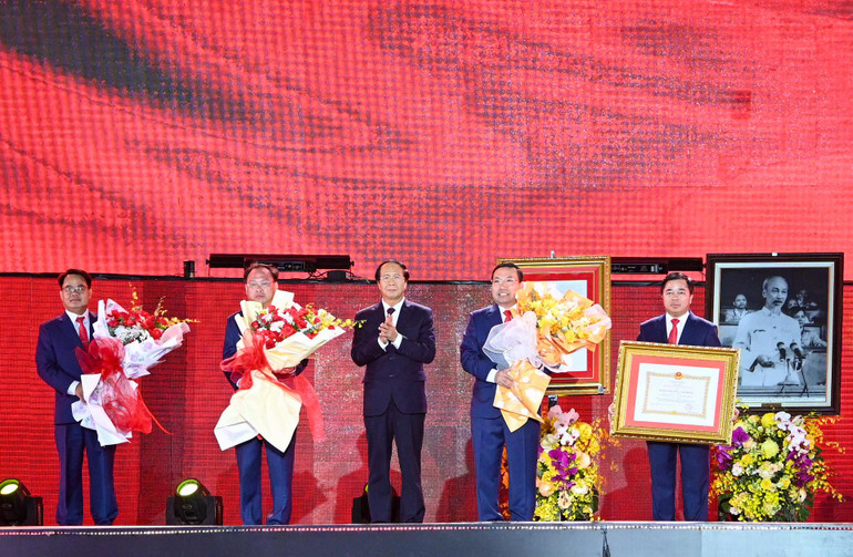 Phó Thủ tướng Chính phủ Lê Văn Thành trao Huân chương Lao động hạng Nhất cho thành phố Phổ Yên.