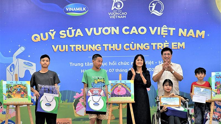 Với chủ đề “Em vẽ ước mơ vươn cao”, nhiều bức vẽ có bố cục đẹp mắt, ý tưởng đặc sắc và thông điệp ý nghĩa đã gây ấn tượng mạnh với Ban Tổ chức.