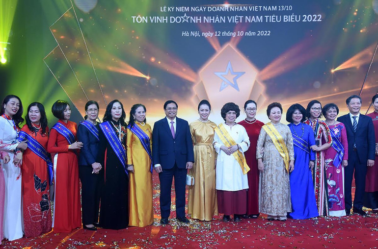 Thủ tướng và các nữ doanh nhân tham dự sự kiện.