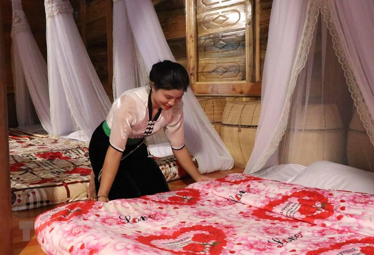 Cơ sở lưu trú trong bản Nà Sự mang đậm nét văn hóa sinh hoạt của người Thái trắng. (Ảnh: Xuân Tiến/TTXVN)