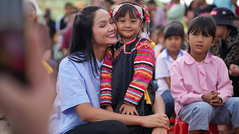 H'Hen Niê lan tỏa yêu thương đến trẻ em vùng cao trong chuyến đi thiện nguyện tới điểm trường Tá Miếu cùng Uniqlo và Quỹ Hy vọng.