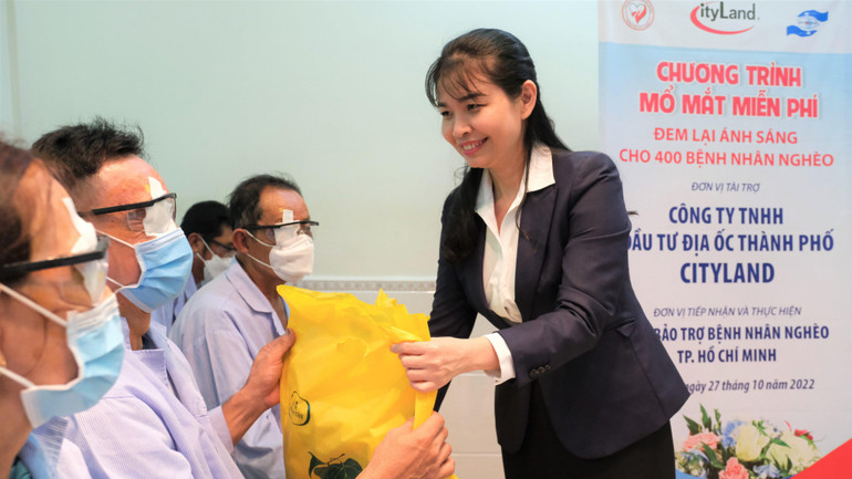 Đại diện CityLand tặng quà cho bệnh nhân.
