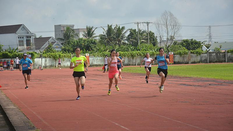 Các vận động viên tham gia phần thi chạy ứng dụng tại Hội thao ứng dụng nghiệp vụ lực lượng Công an nhân dân năm 2022.