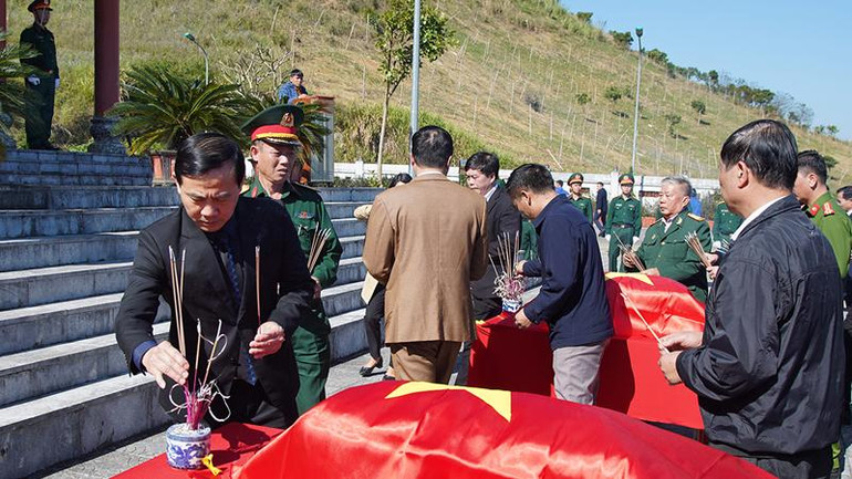 Lãnh đạo huyện Vân Hồ và gia đình dâng hương tưởng nhớ các liệt sĩ.