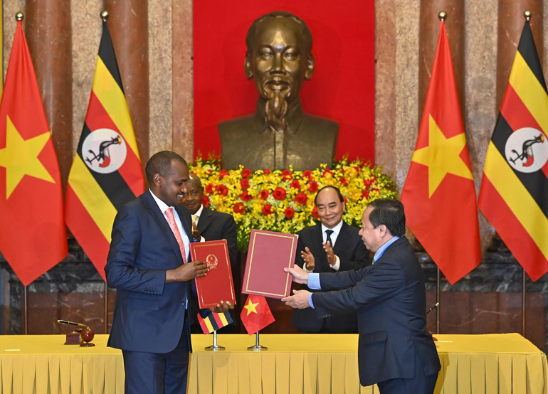 Bộ trưởng Nông nghiệp, Công nghiệp chăn nuôi và Thủy sản Uganda trao đổi Bản ghi nhớ về hợp tác Khoa học và Kỹ thuật trong lĩnh vực nông nghiệp với Giám đốc Viện Khoa học nông nghiệp Việt Nam.