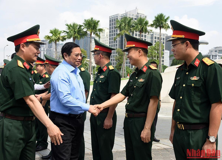 Thủ tướng Phạm Minh Chính với cán bộ, sĩ quan Tập đoàn Công nghiệp-Viễn thông Quân đội (Viettel).