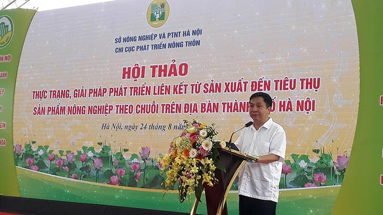 Phó Chánh văn phòng thường trực, Văn phòng điều phối nông thôn mới Hà Nội Nguyễn Văn Chí phát biểu tại hội chợ.